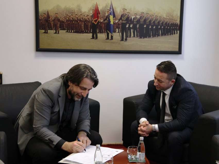 Kryetari Rama nëshkruan vendimin për lirimin e ushtarakëve të FSK-së nga pagesa e udhëtimit në transportin urban të Komunës së Prishtinës