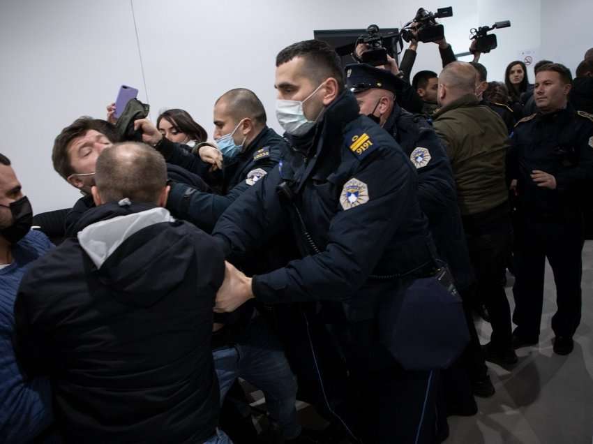 Katër policë u lënduan gjatë arrestimit të anëtarëve të PSD-së