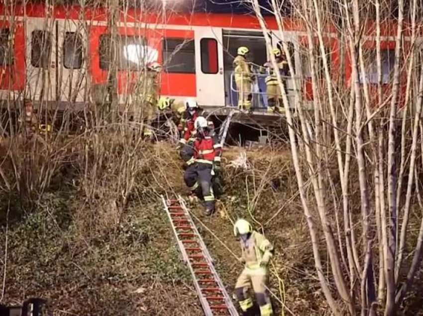 Vdes një person dhe 14 të tjerë lëndohen nga përplasja e dy trenave