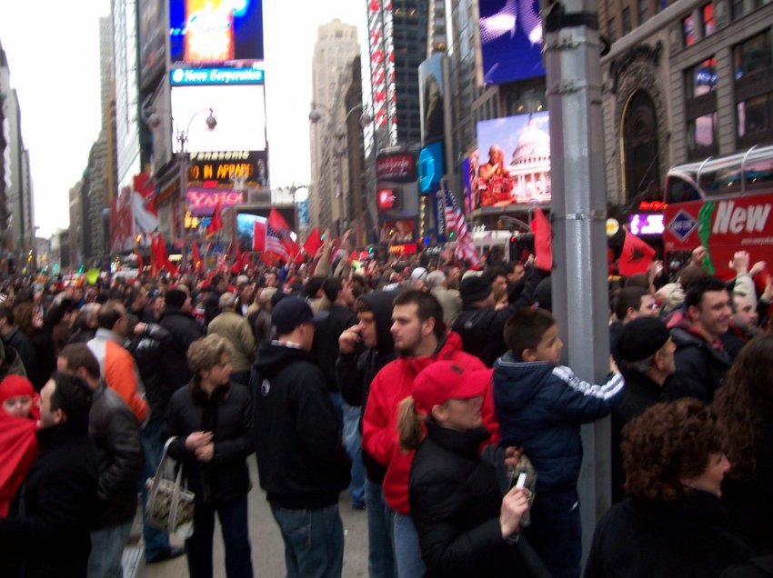 17 shkurt 2008, në sheshin Times Square në New York 15 mijë shqiptarë festuan shpalljen e Pavarësisë së Kosovës