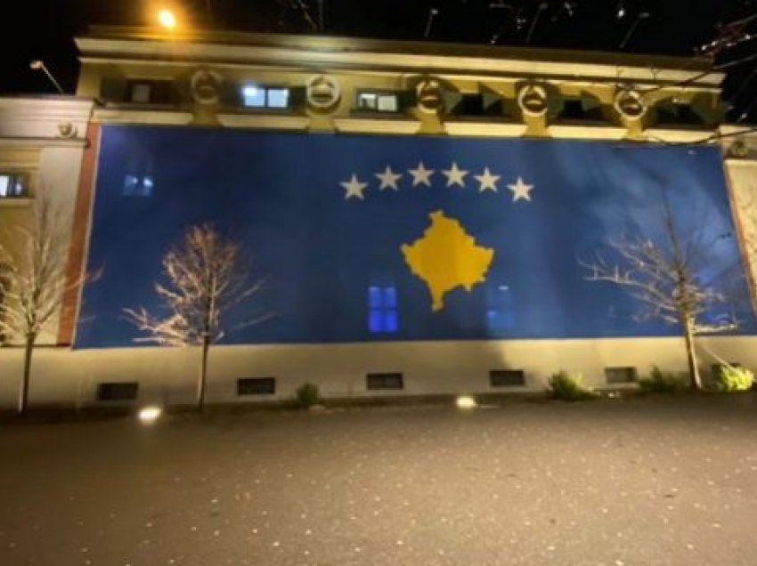 Bashkia e Tiranës mbulohet me flamurin e Kosovës