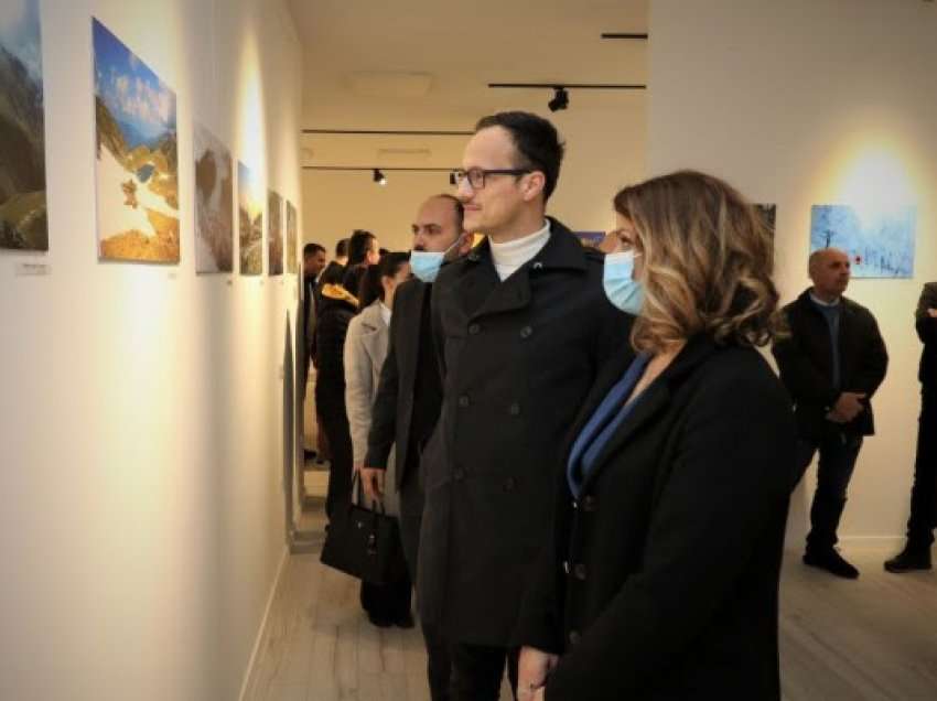 ​Hapet ekspozita kolektive Fondi i Galerisë nga Peneli i Flakës 2003-2022 dhe ekspozita me imazhe “E Bukura Kosovë”