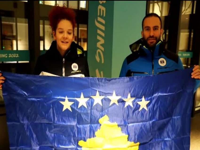 “Rroftë Kosova”, Kiana Kryeziu dhe Albin Tahiri urojnë Kosovën nga Pekini në përvjetorin e 14 të pavarësisë