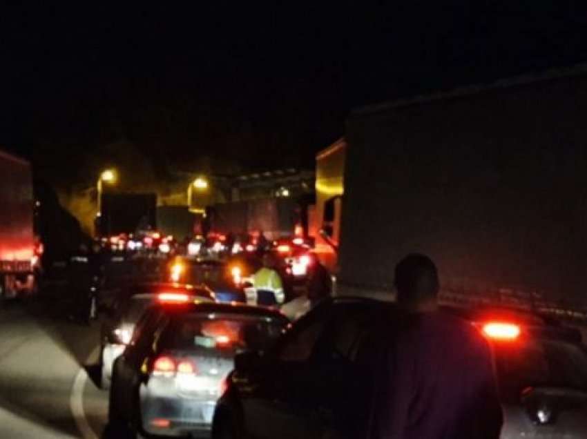Mediat serbe: Kolona veturash në Jarinje; deklarohen nga QMK