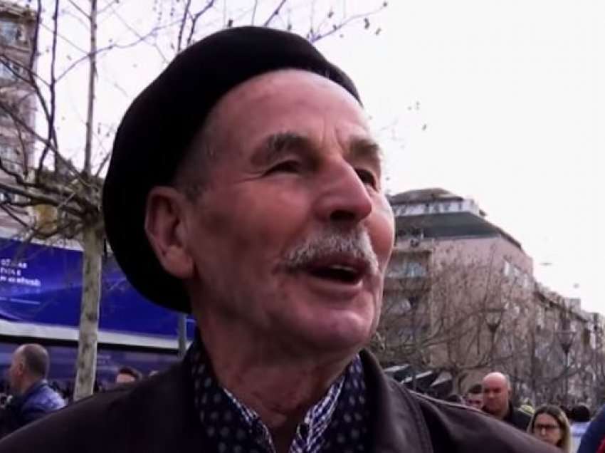 “Ky na ka pshtu”, i moshuari mban në kuletë foton e Ibrahim Rugovës