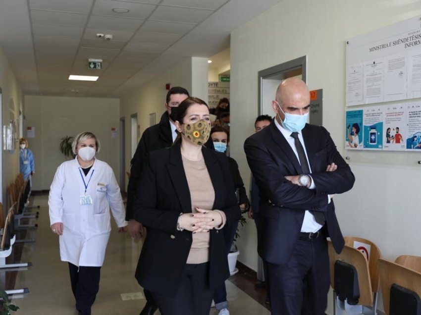 Manastirliu me ministrin zvicerian Berset në qendrën shëndetësore Vorë: Vaksinimi kyç!