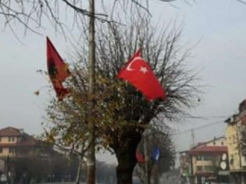 AAK: Aktet e tilla si largimi i flamujve turq në Prizren s’i kontribuojnë kohezionit shtetëror