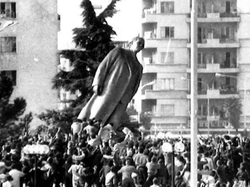 Prapaskenat e 20 Shkurtit/ “Si i bënë presion Sigurimsat Ramiz Alisë pas rrëzimit të bustit të Enver Hoxhës”