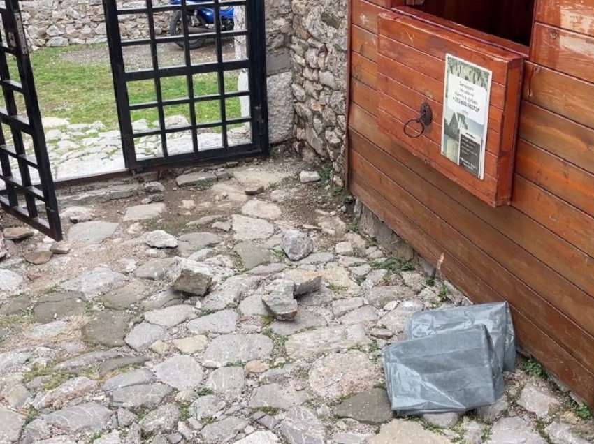Dëmtohen muret e kalasë së Lezhës, autorët nuk kursyen as dokumentet me vlerë