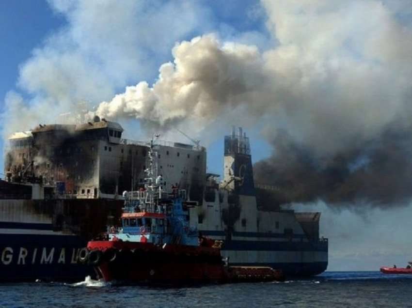 10 të zhdukur në anijen e djegur në ngushticën e Korfuzit/ Ekipet e shpëtimit gjejnë një trup të karbonizuar