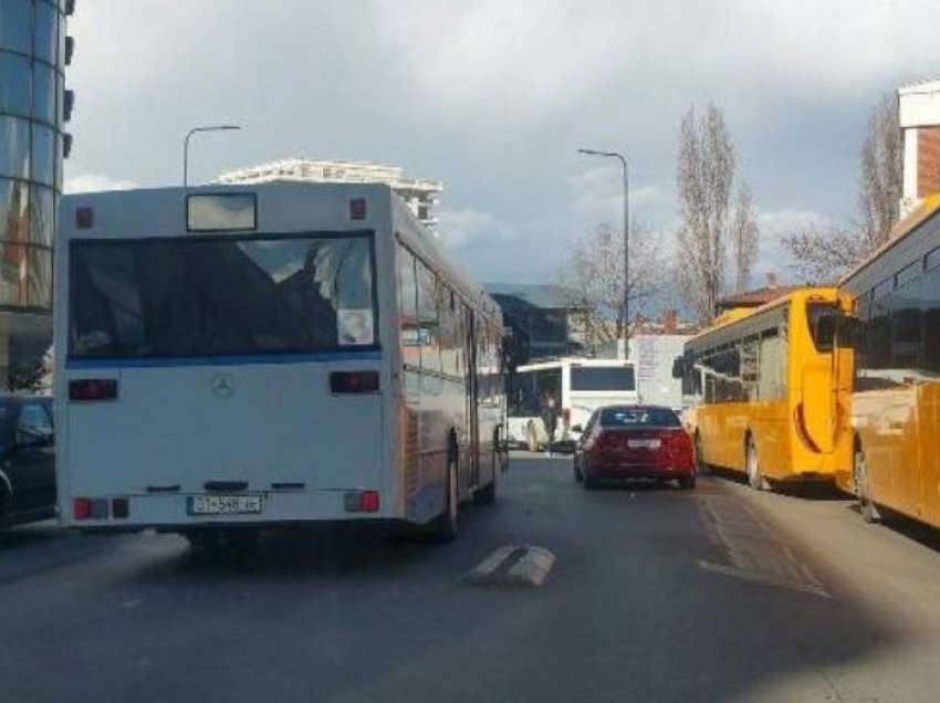 Një grua nga Prishtina lëndohet në derë të autobusit