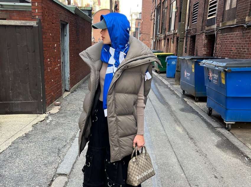Dua Lipa befason me stilin e çuditshëm rrugëve të Bostonit, ndërsa tregon mavijosjet në gjunjët e saj