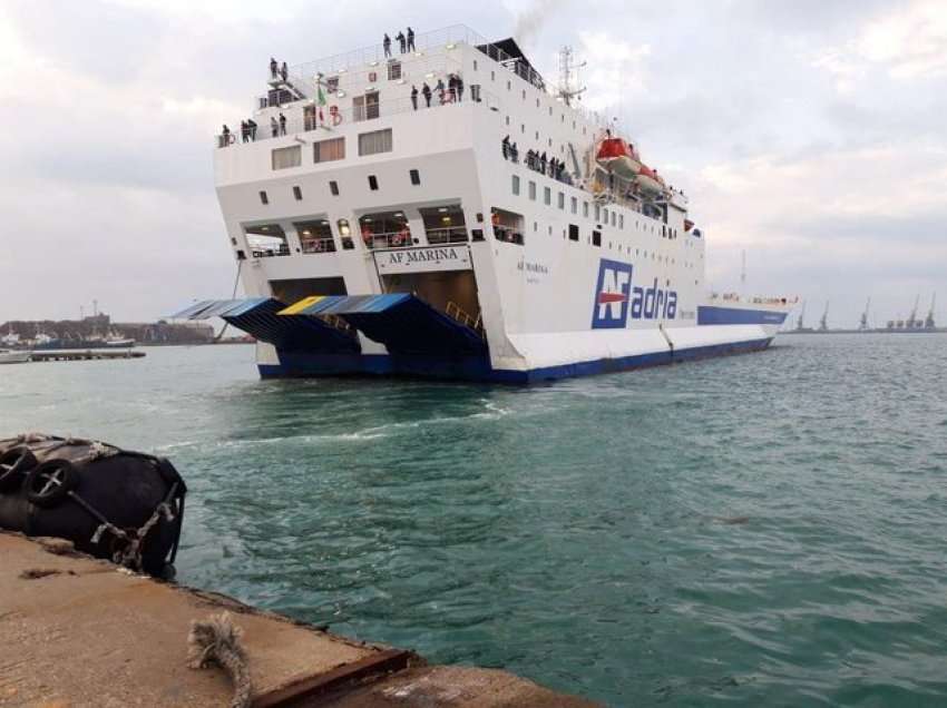 Nesër mbyllet përkohësisht porti i Barit, njoftimi me rëndësi për udhëtarët e 2 trageteve
