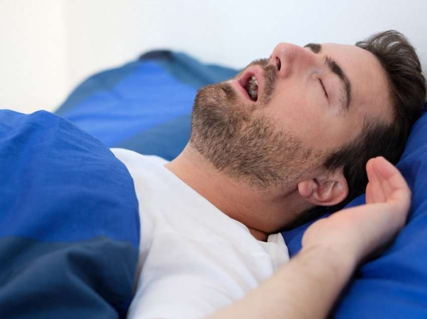 Apnea e gjumit, cilat janë simptomat, shkaqet dhe mënyrat e trajtimit të saj?