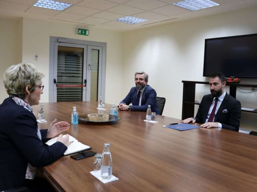Ministri Krasniqi priti takim Kryetaren e Komunës së Preshevës, Ardita Sinani