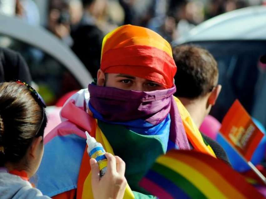 Pastori kosovar për martesat mes gjinisë së njëjtë: Fëmija duhet të ketë nënë e baba, shoqëria jonë nuk është e gatshme për një ligj të tillë