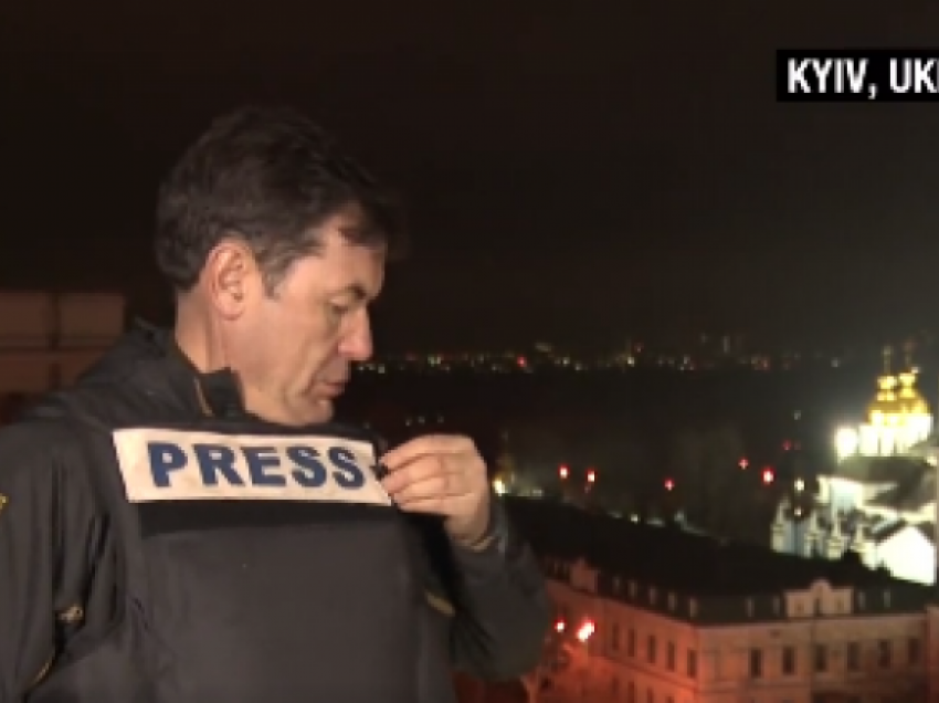 Gazetari i CNN në Kiev, Ukrainë, ndalon raportimin e tij të drejtpërdrejtë, dëgjohen shpërthime të forta