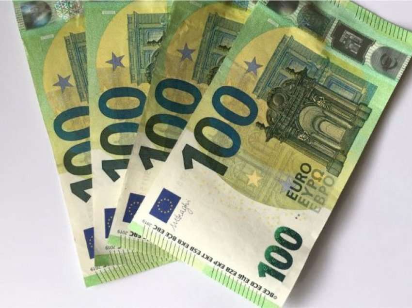 Qeverisë i kërkohet t’ua japë nga 100 euro të gjithë të punësuarve