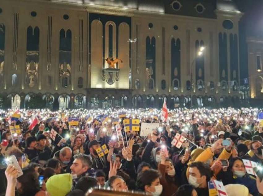 Mijëra protestues në Gjeorgji kundërshtojnë pushtimin e Ukrainës nga Rusia