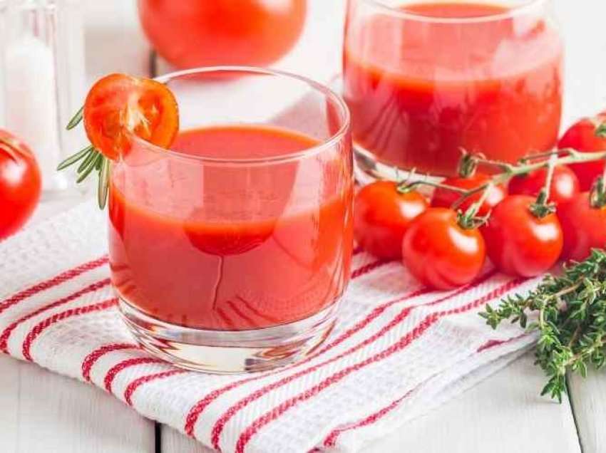Burim i vitaminave A dhe C: Kush nuk duhet të konsumojë lëng domatesh
