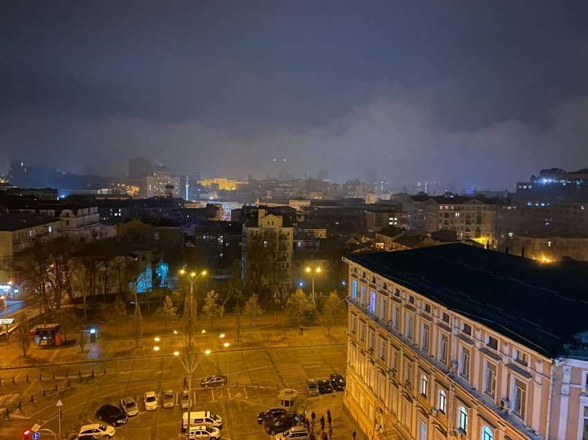 Kievi i qetë dhe i errët, pasi kryetari urdhëroi shtetrrethim brenda natës