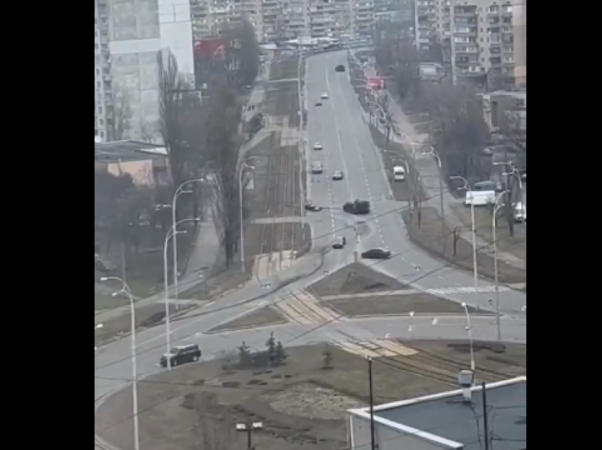 Pamje: Mjetet ruse shihen afër Kievit, Ukraina thotë se ato kanë hyrë në një distrikt