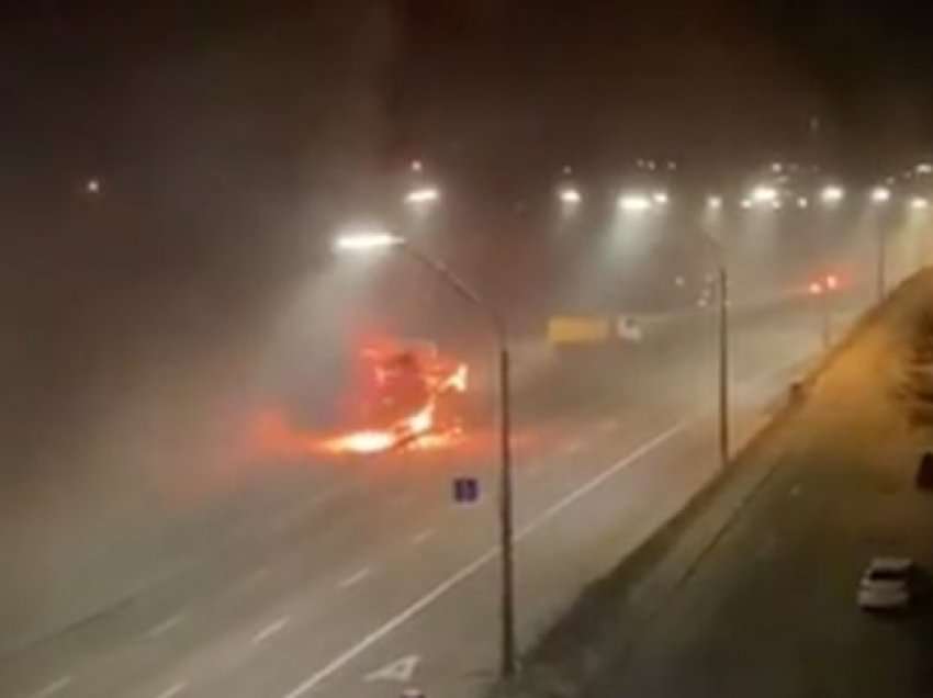 Zjarret gjatë natës në autostradën e Kievit