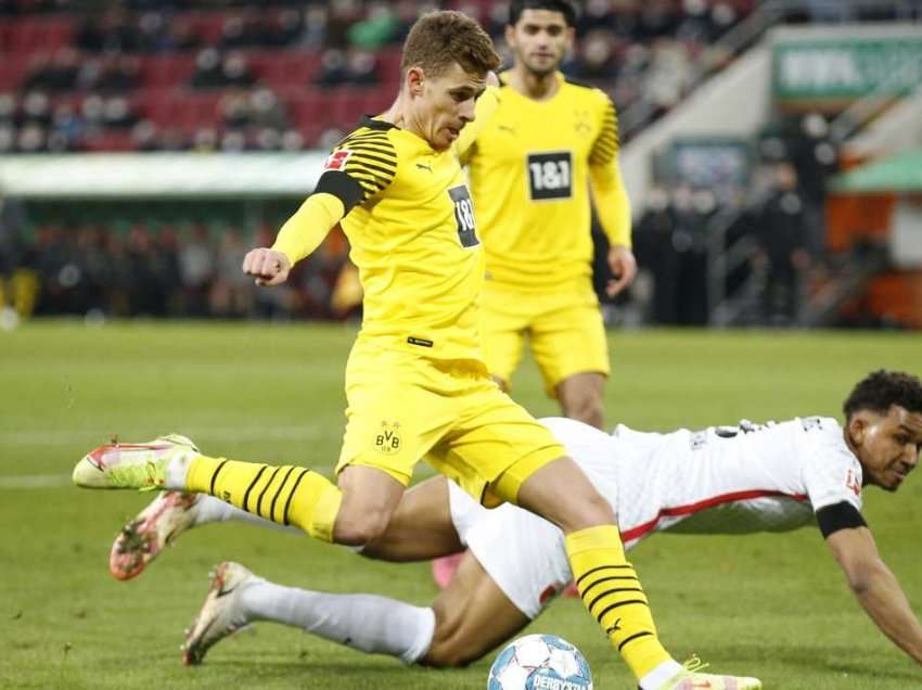 Dortmundi barazon me Augsburgun, ngec në luftë për titull