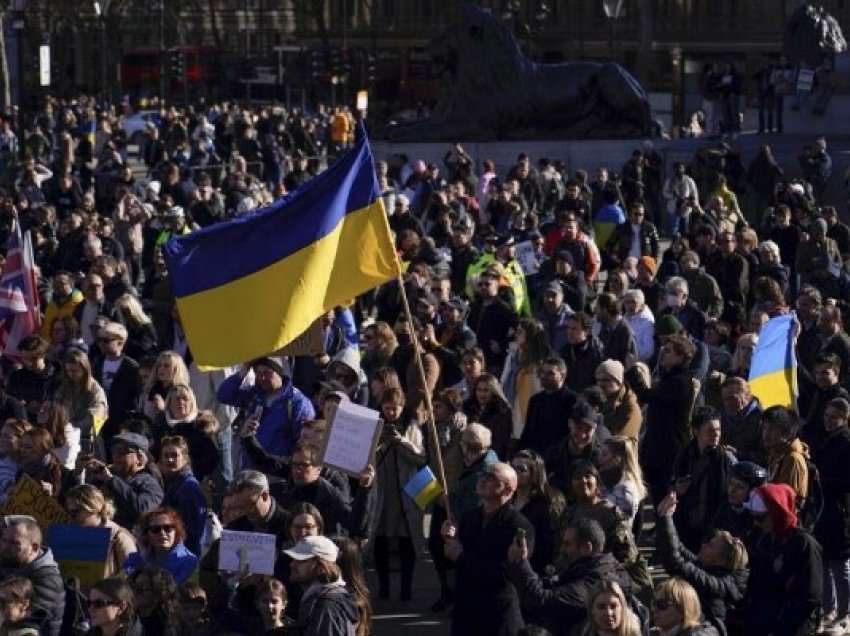“Lavdi Ukrainës”, qindra-mijëra qytetarë marshojnë kundër pushtimit rus