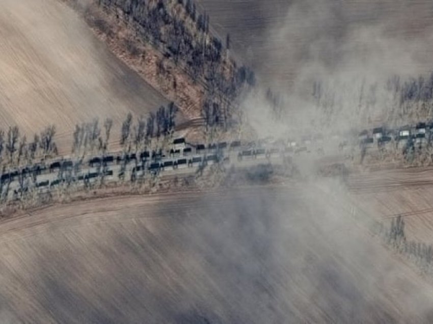 Satelitët fotografojnë një kolonë të gjatë të trupave ruse që po shkon drejt Kievit