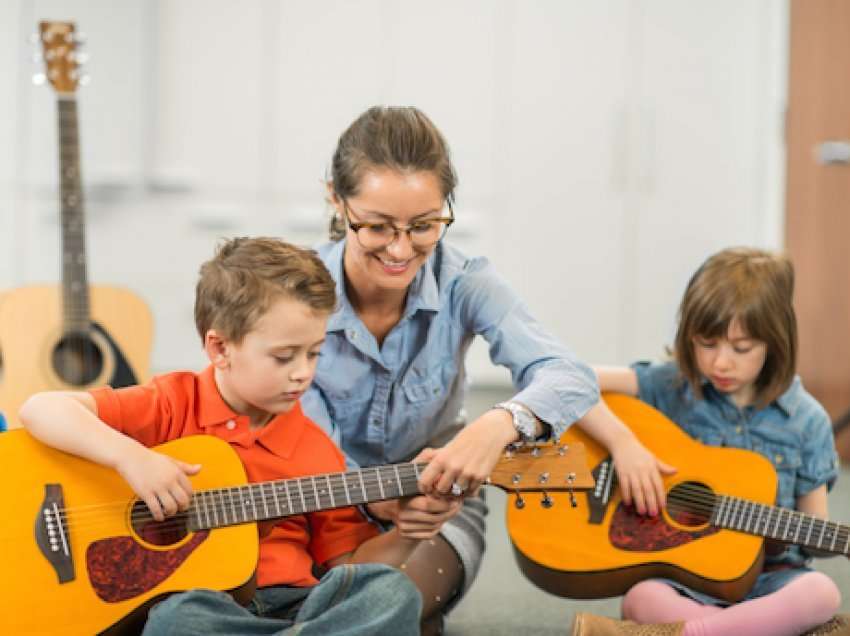 Përfitimet që marrin fëmijët nëse i regjistroni në kurse muzike