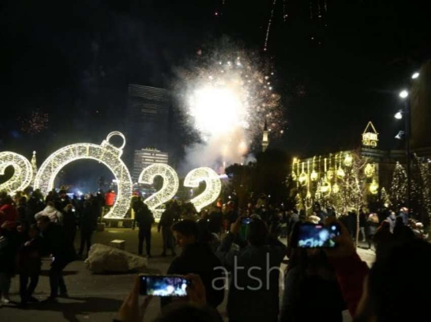 ​Tirana feston Vitin e Ri 2022, mes spektaklit të fishekzjarrëve dhe muzikës