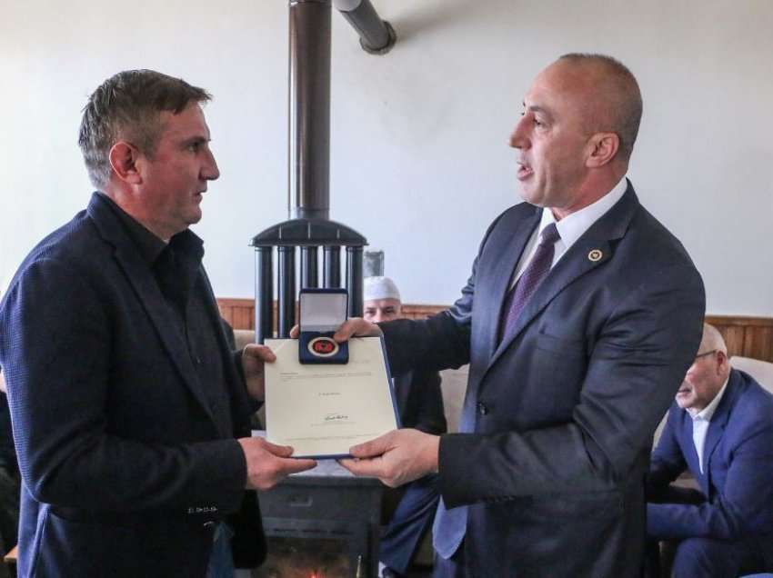 Ramush Haradinaj i ndan medalje Zeqir Kiqinës “për kontribut të jashtëzakonshëm në çështjen kombëtare”
