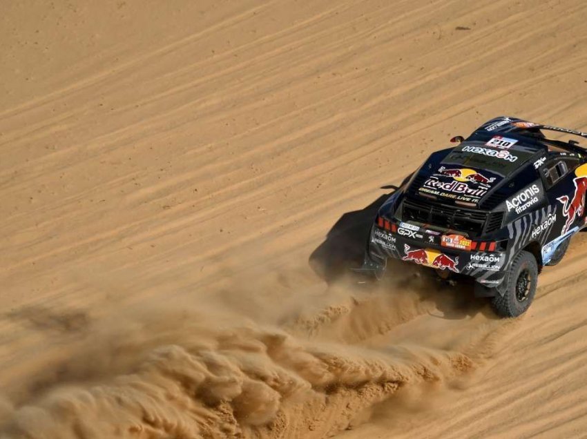 Shpërthen makina në Rally Dakar