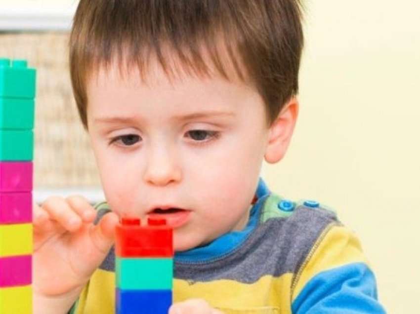 Testi me 4 hapa që zbulon nëse fëmija është autik