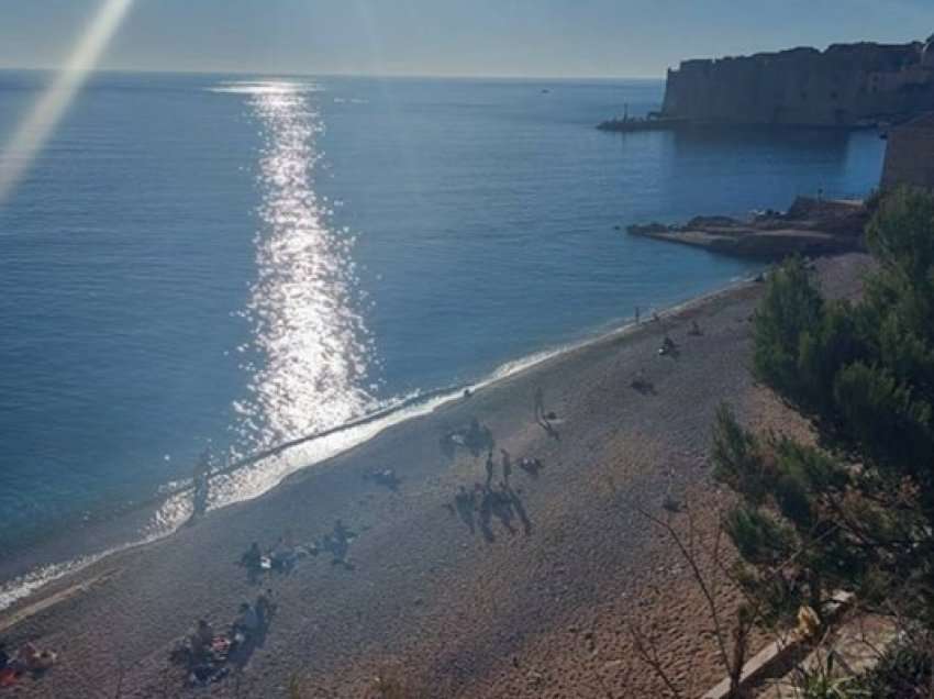 Diell në janar, kroatët shijojnë plazhin në Dubrovnik