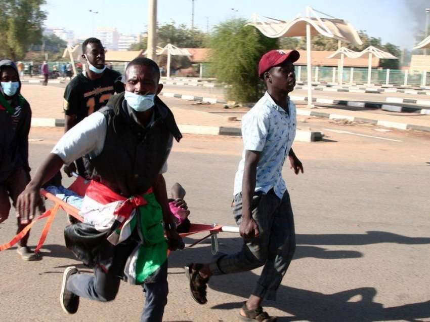 Jep dorëheqje kryeministri i Sudanit pas protestave masive