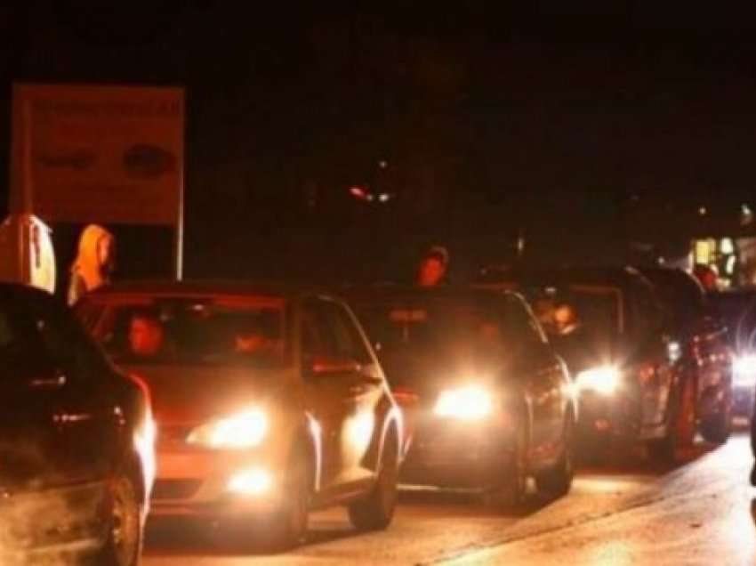 Kolona të gjata në kufi, bashkatdhetarët nisen të kthehen nga Kosova