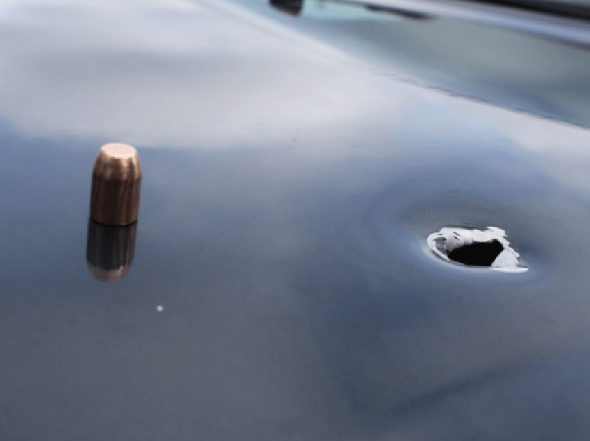 Plumbat qorr dëmtojnë dy vetura në Prishtinë