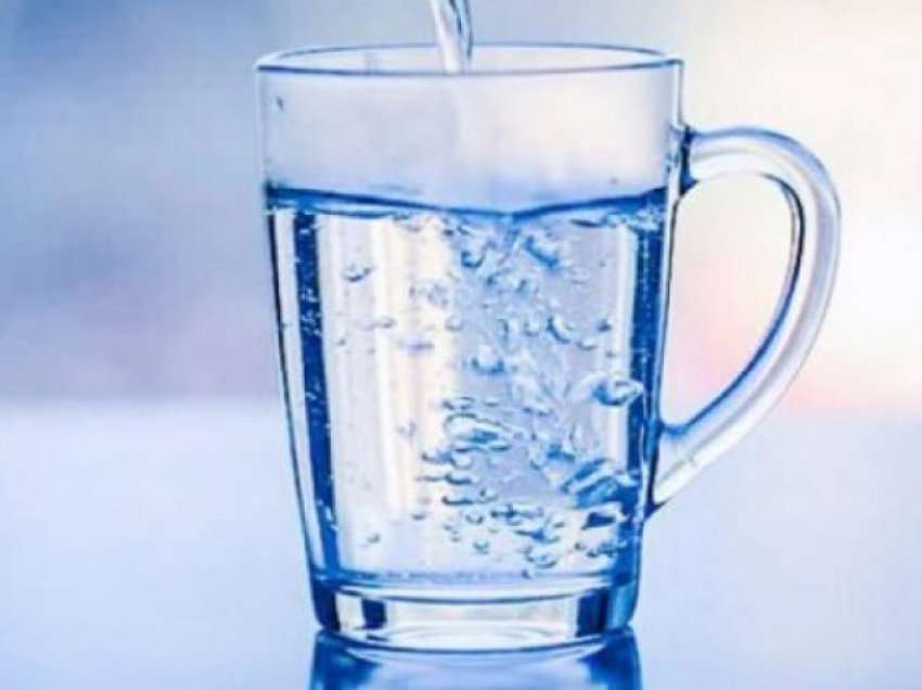 Një gotë ujë esëll në mëngjes, këto janë përfitimet në organizëm