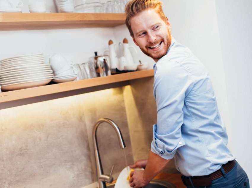 Burrat që pastrojnë shtëpinë janë më të lumtur