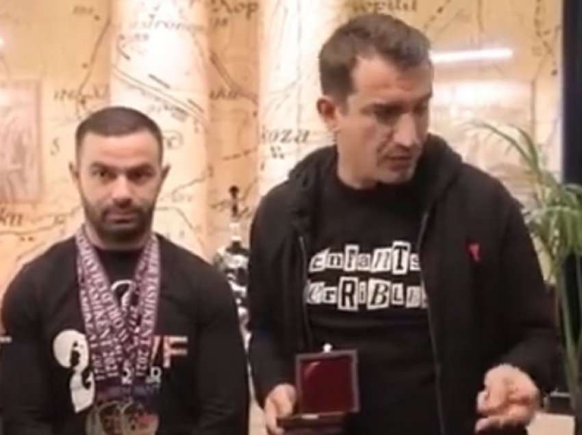 Calja pritet në Bashkinë e Tiranës, i jepet “Medalja e Mirënjohjes”