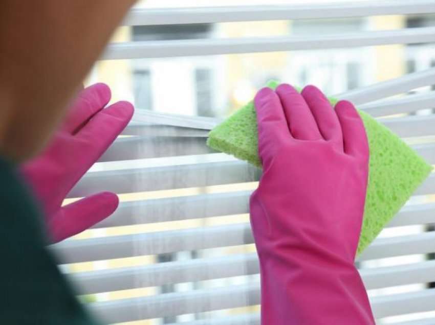Dy truke që do t’jua bëjnë më të lehtë pastrimin e perdeve veneciane: Shkëlqyese dhe të pastra në pesë minuta