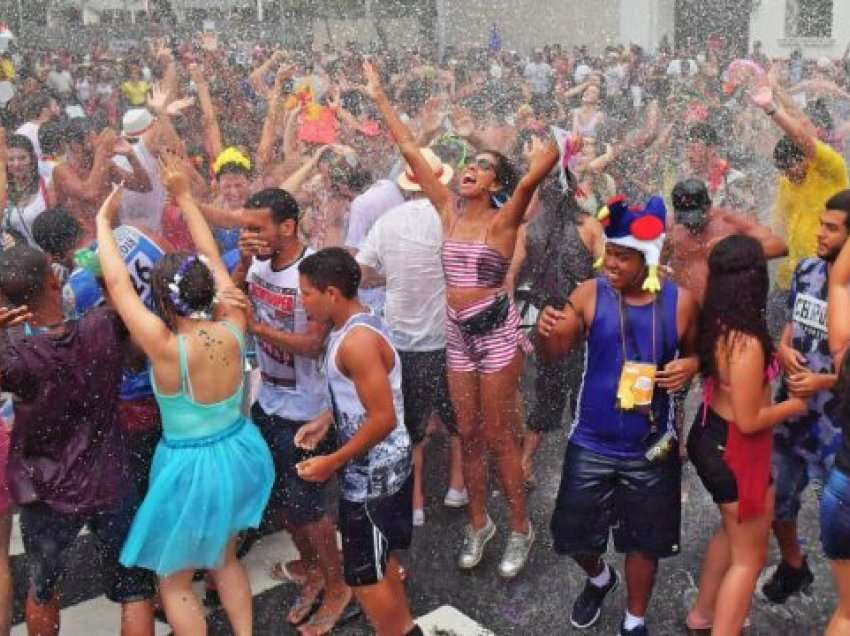 Anulohen festimet e karnavaleve në Brazil shkaku i Omicronit