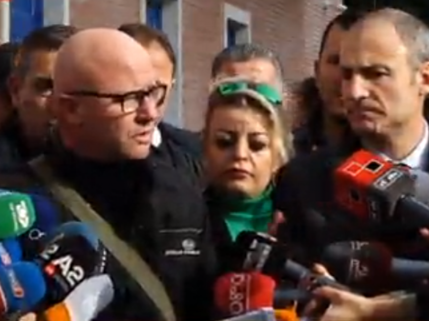 Deputeti Strazimiri flet për protestën e të shtunës: Janë 44 mijë veta që do kërkojnë të hyjnë në seli në datën 8 janar