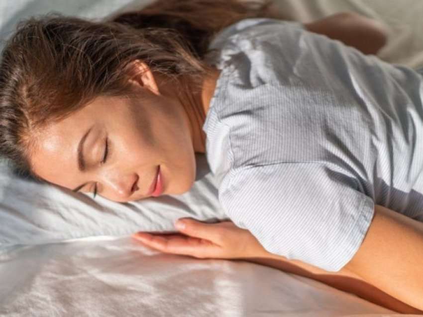 4 arsye pse fjetja në stomak nuk është pozicioni ideal