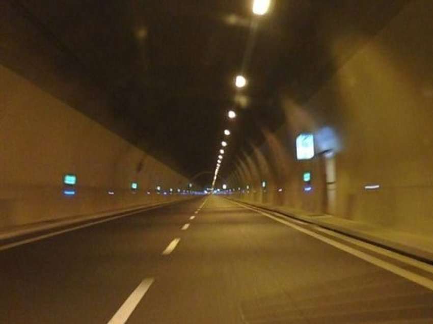 Aksident i rëndë në tunelin e Kalimashit, një i vdekur e 4 të lënduar - njëri shofer nga Kosova