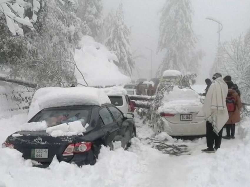 22 persona vdesin në makina të ngrirë, pasi bora dhe acari i kapi në befasi!