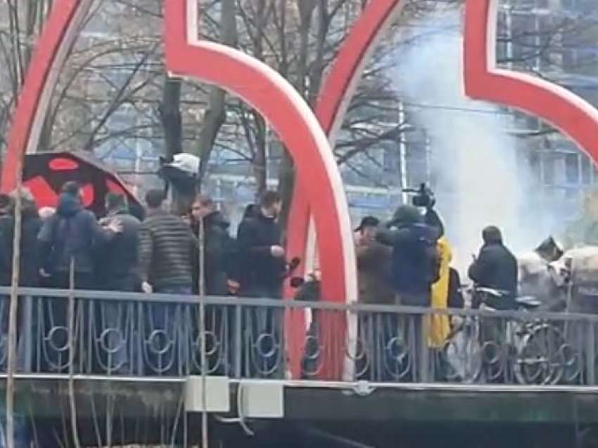 Po shkonte drejt selisë blu, gazi lotsjellës largon Berishën dhe protesuesit