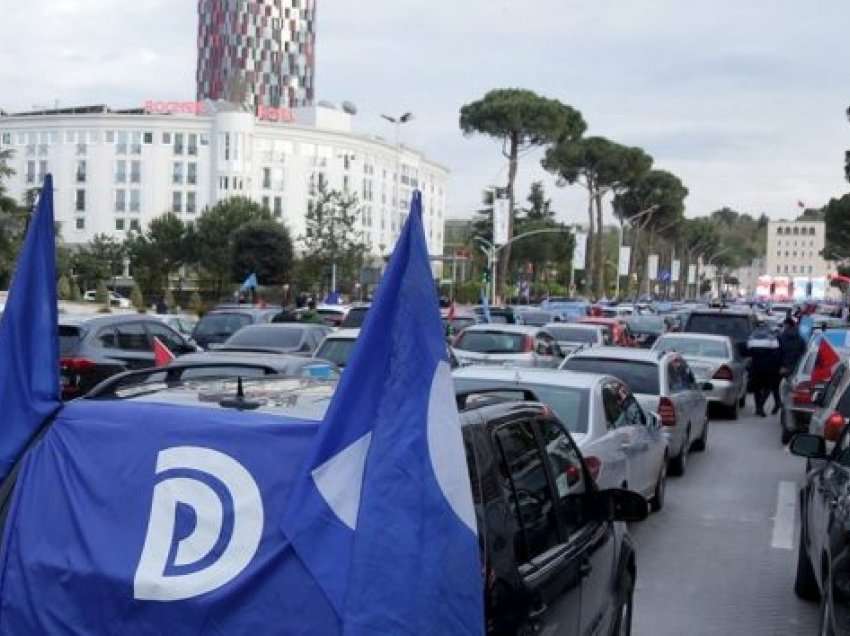 Qindra demokratë nisen nga Korça drejt Tiranës/ Drejt protestës për Shtëpinë e Demokratëve